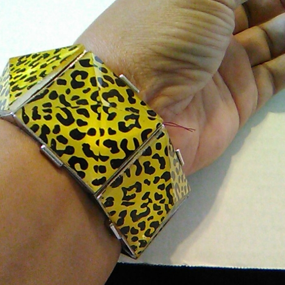 Nwt Leopard skin look bracelet - Picture 3 of 8